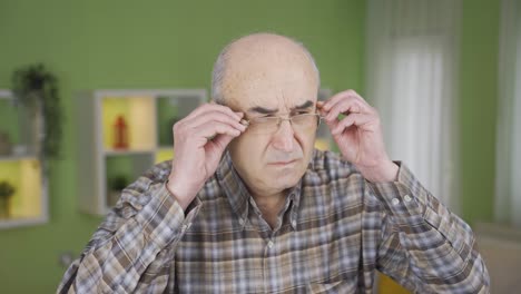 Un-Anciano-Con-Discapacidad-Visual-Usa-Gafas.