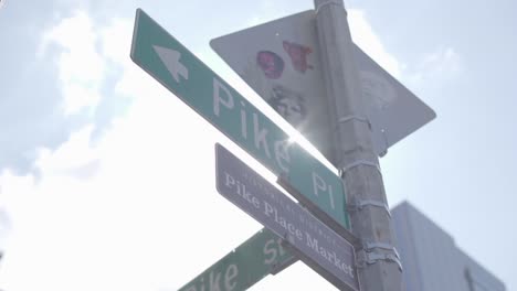 Pike-Place-Market-Street-Straßenschild-Kreuzung-Lens-Flare-Seattle-Washington-Sky