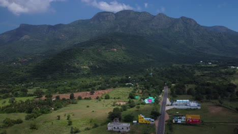 pintoresca carretera nacional en los ghats occidentales con montañas y campos de cultivo de coco a la vista, tamil nadu, india