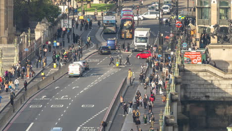 el tráfico y la gente que cruza el puente de westminster en londres