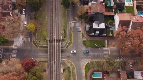 vista en cámara lenta de los coches que pasan por debajo del puente ferroviario