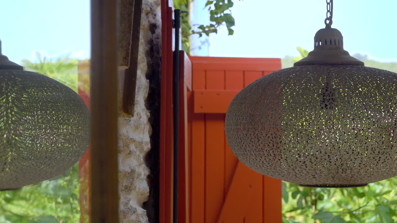 프랑스 남부 빌라 파티오의 구형 랜턴 교수형 펜던트 전등, 돌리 왼쪽 샷