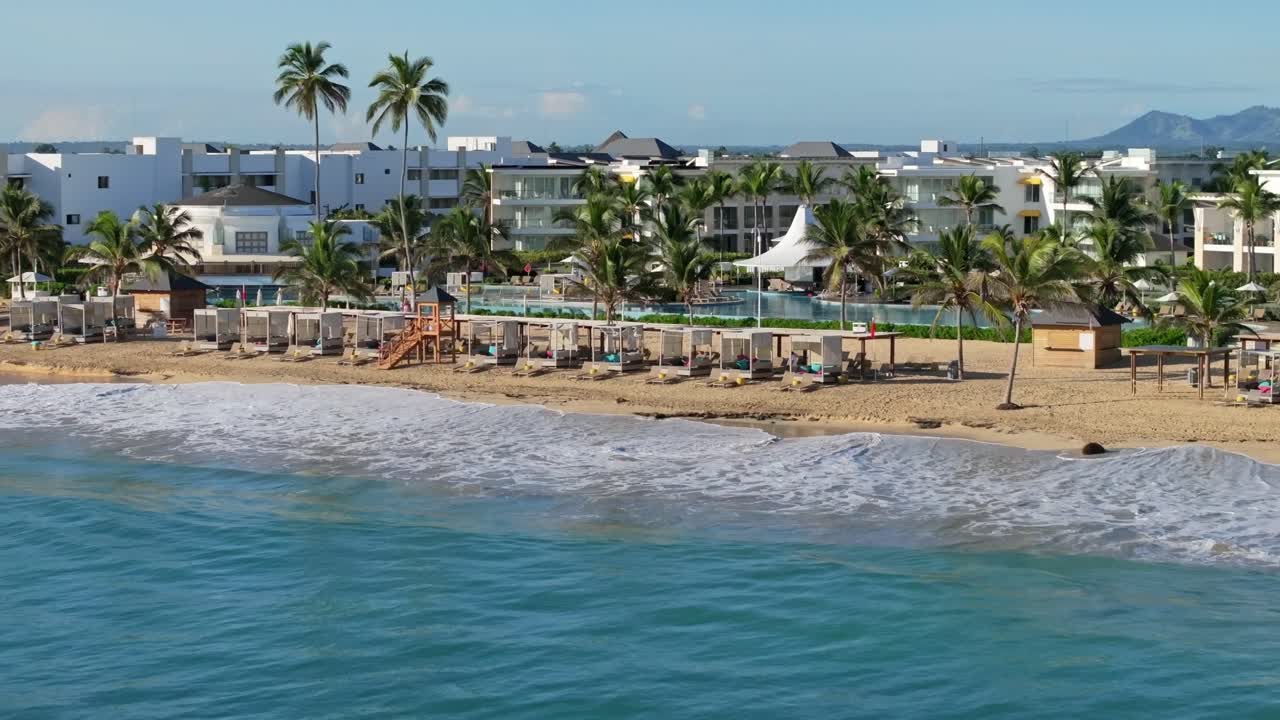 olas del océano en la costa de la playa con cabañas en hoteles y resorts nickelodeon punta cana en la república dominicana