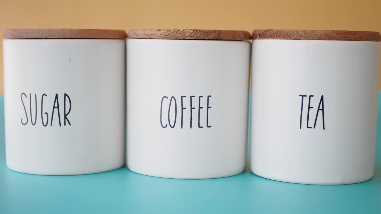 recipientes blancos con tapa de madera