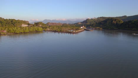 Heitere-Inseln-Ruhiges-Wasser-Sonnenaufgang