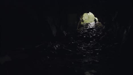 persona entrando en una cueva oscura