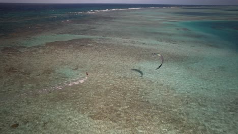 Un-Kitesurfista-Se-Desliza-Sobre-Las-Aguas-Claras-Y-Poco-Profundas-De-Cayo-Vapor-En-Un-Día-Soleado