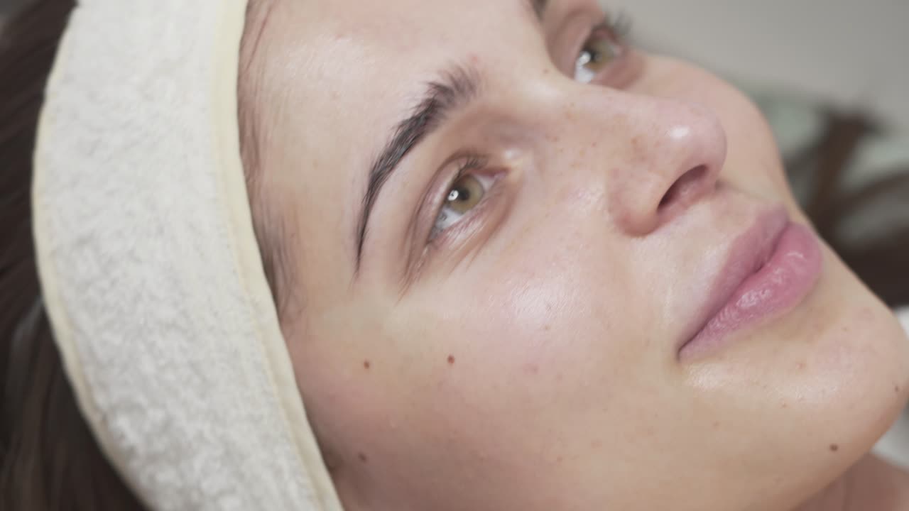 Primo piano di una bella donna che si rilassa alla spa