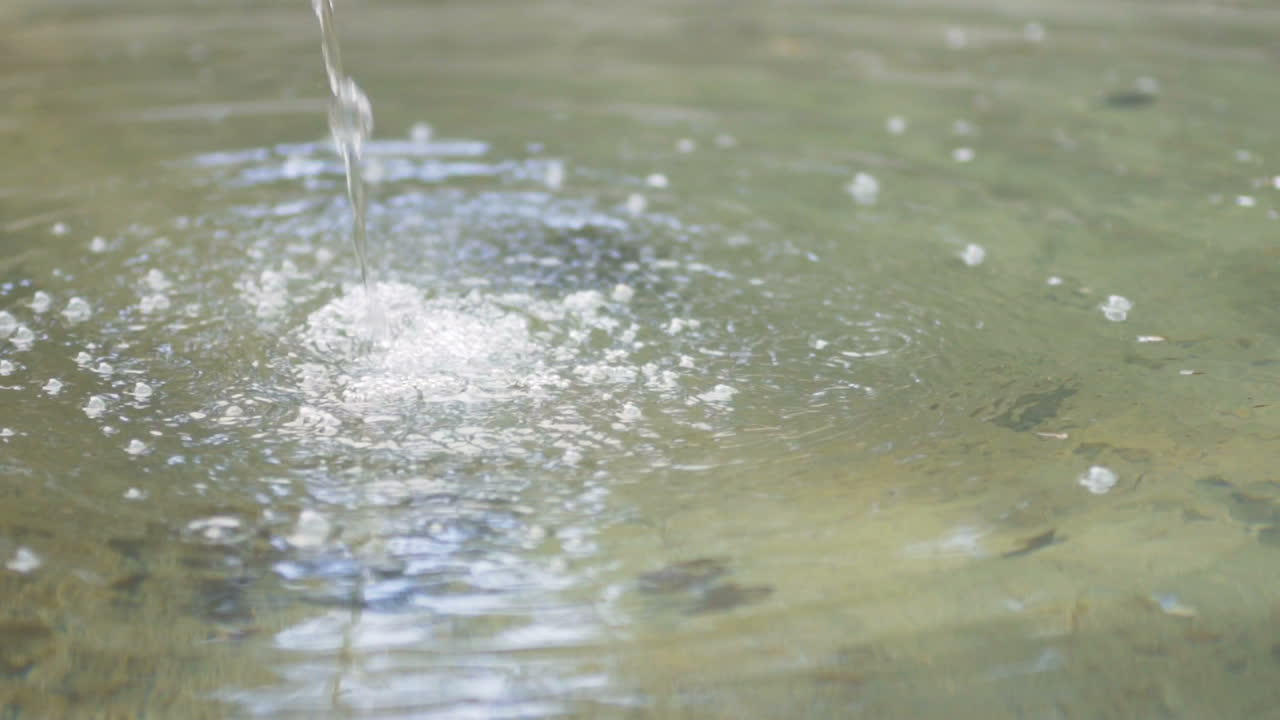 강이 바위 위로 흐른다