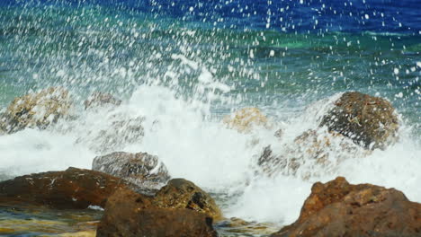 Olas-Del-Mar-Rompiendo-En-Las-Rocas-Con-Abundante-Agua-Salpicando