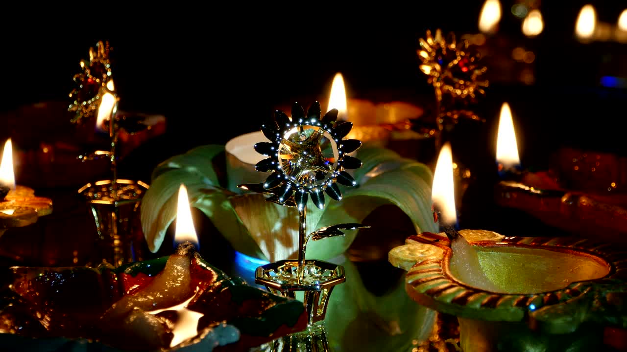 deepak se quema en la oscuridad.