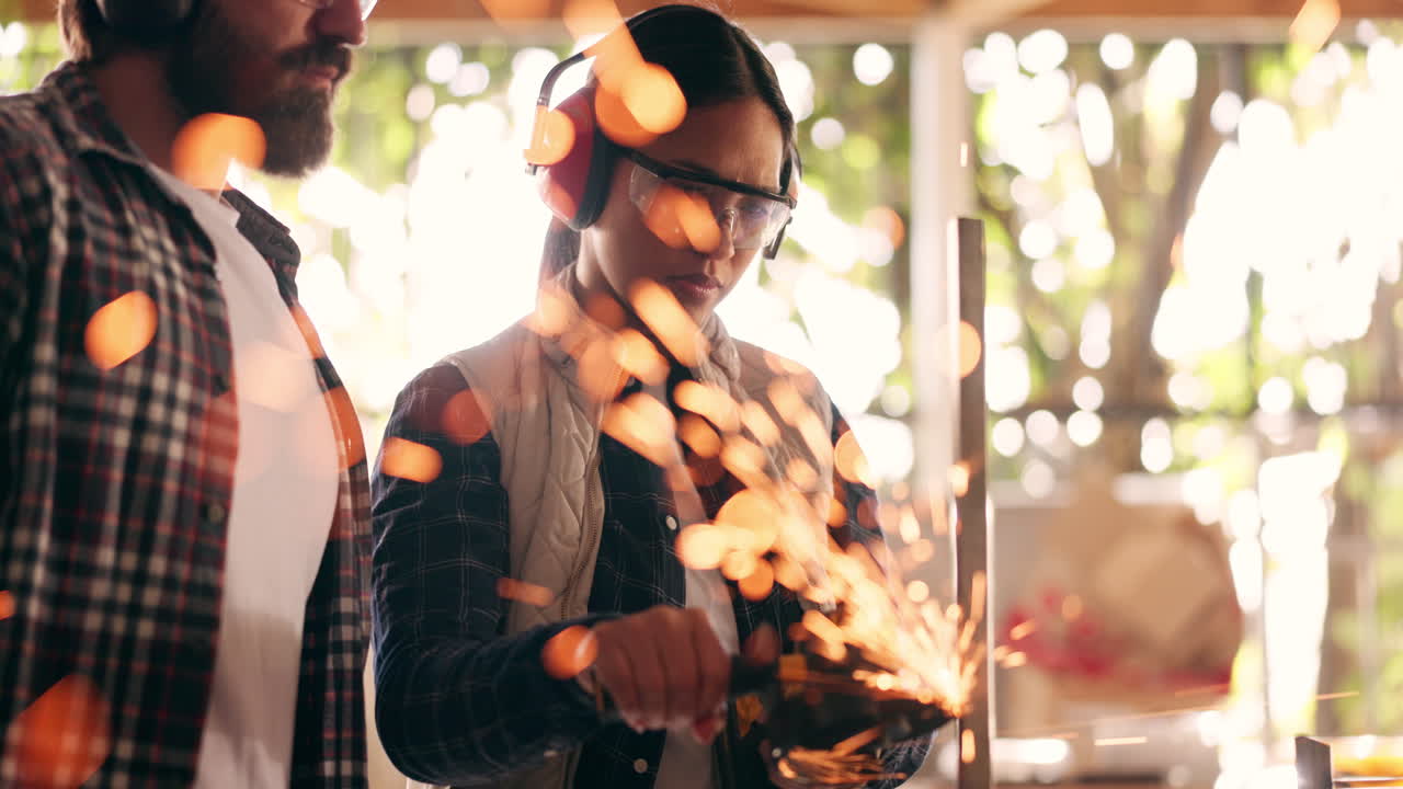 용접기, 스파크, 그리고 드맨과 함께하는 사람들