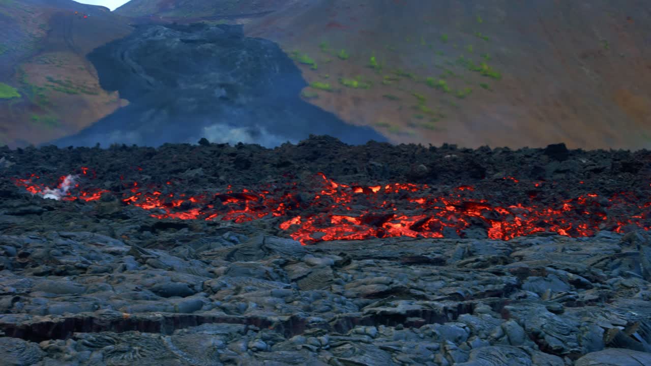 vista del campo de lava durante la erupción del volcán fagradalsfjall en islandia - toma panorámica