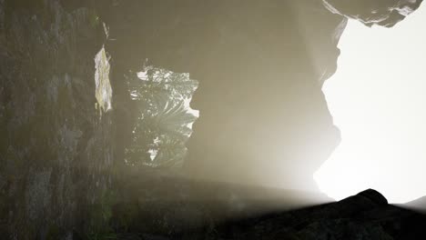 luz del sol dentro de una cueva misteriosa