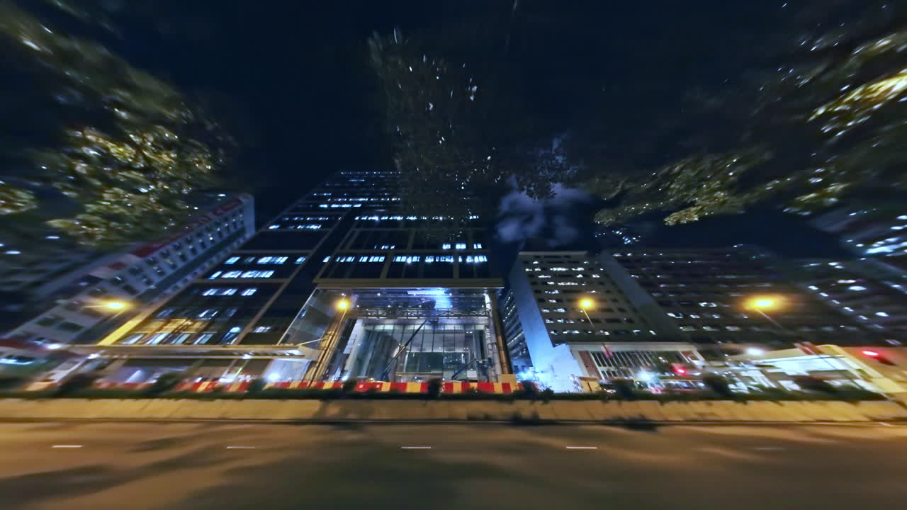 hiperlapso nocturno de la reurbanización del hospital kwong wah con construcción nocturna en yau ma tei, hong kong, china