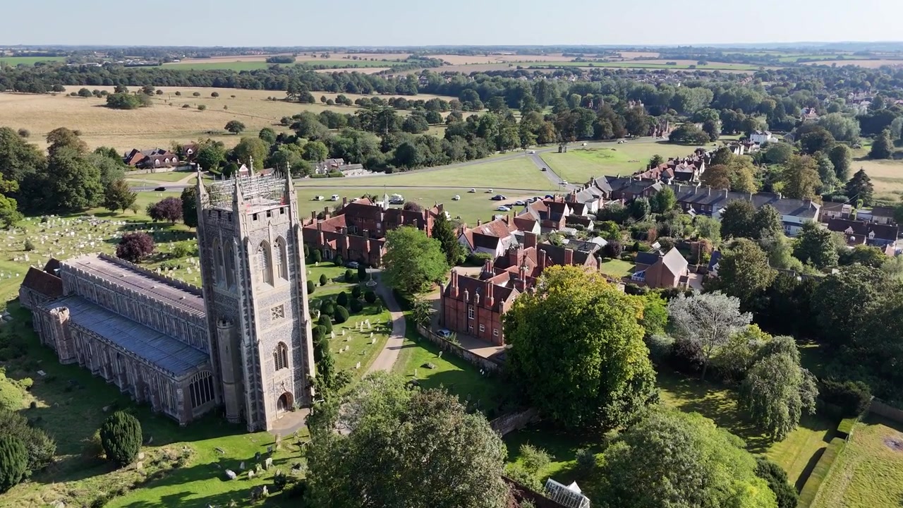 Acercamiento de dron a la Iglesia de la Santísima Trinidad, Long Melford, Suffolk, Reino Unido.