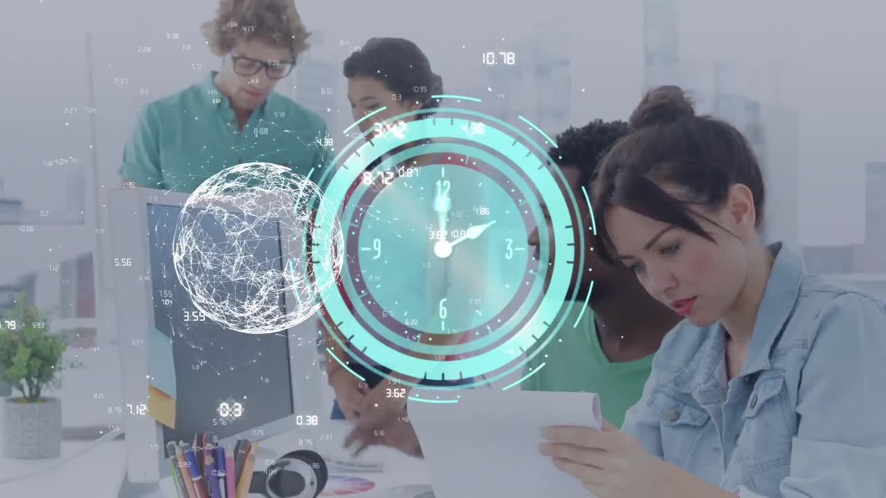 animación de la red global y reloj en el procesamiento de datos del escáner sobre diversos colegas en el trabajo