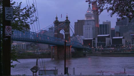 La-Noche-Cae-Sobre-Cincinnati-Mientras-Los-Barcos-Fluviales-Pasan-Por-El-Río-Ohio-2