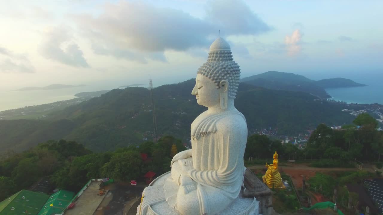 amanecer en la bahía de chalong cuando estás en la cima de la colina de la estatua del gran budo puedes ver alrededor de la isla de phuket