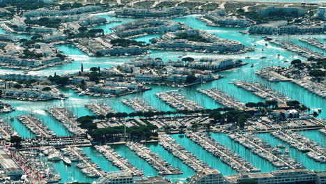 Vista-Aérea-Panorámica-De-Port-Camargue-Brillando-Bajo-El-Sol.