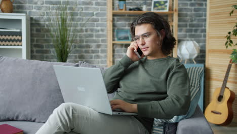 hombre trabajando desde casa en la computadora portátil
