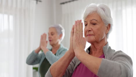 Ältere-Frau,-Yoga-Und-Meditation-Im-Unterricht