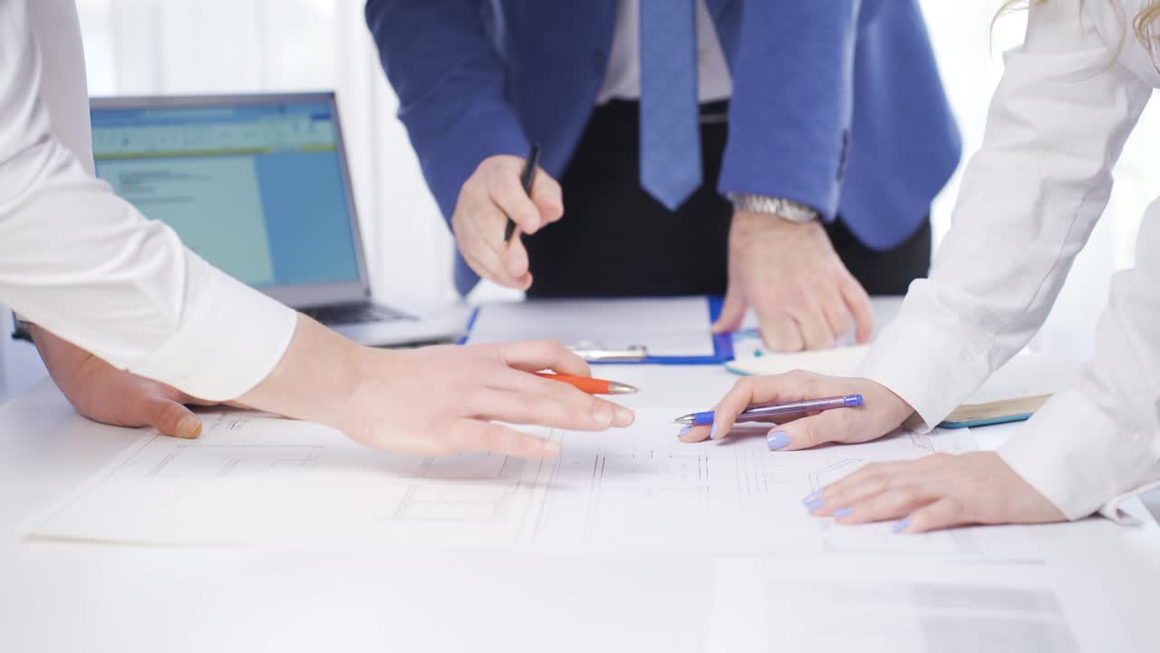 사무실에서 프로젝트를 진행하는 팀. 팀 작업.