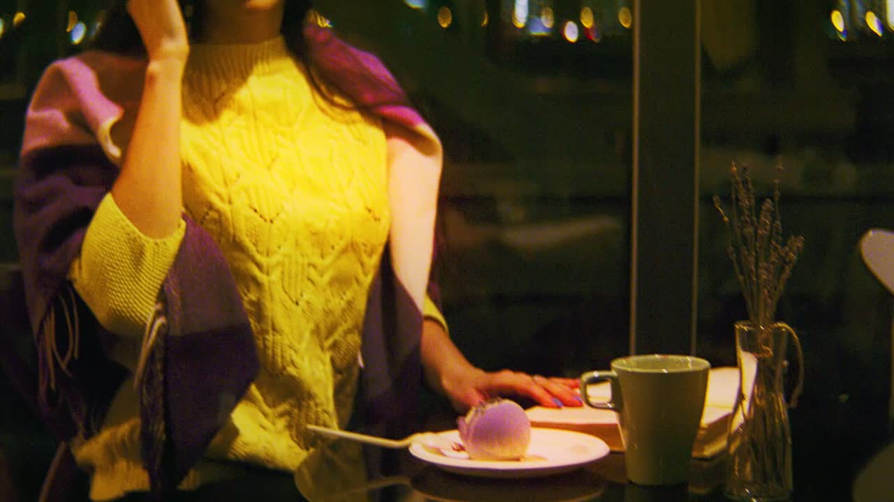 카페에서 저녁을 즐기는 여자