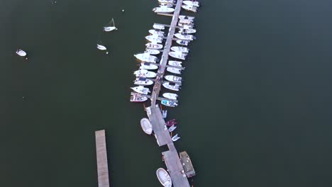 drones aéreos a vista de pájaro disparados sobre muelles y barcos del puerto de hingham, imágenes estáticas de drones de gente bailando y festejando