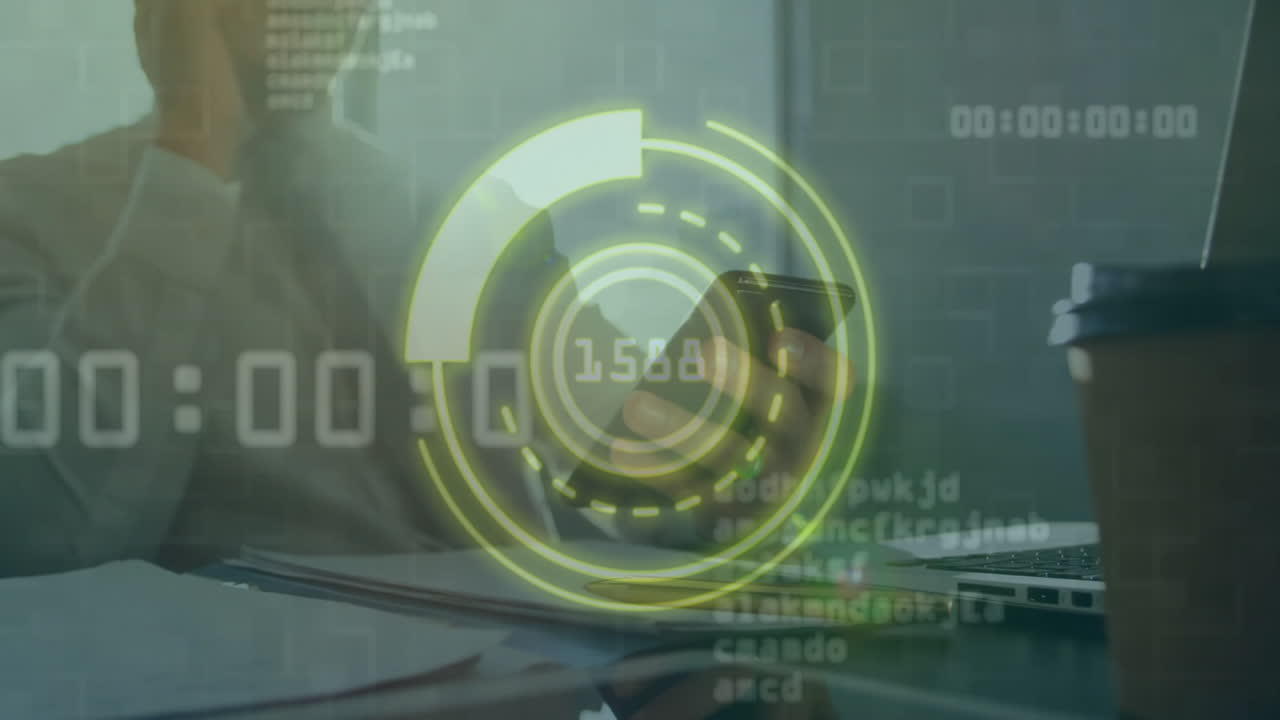 animación de procesamiento de datos y escaneo de alcance sobre empresario biracial usando teléfono inteligente