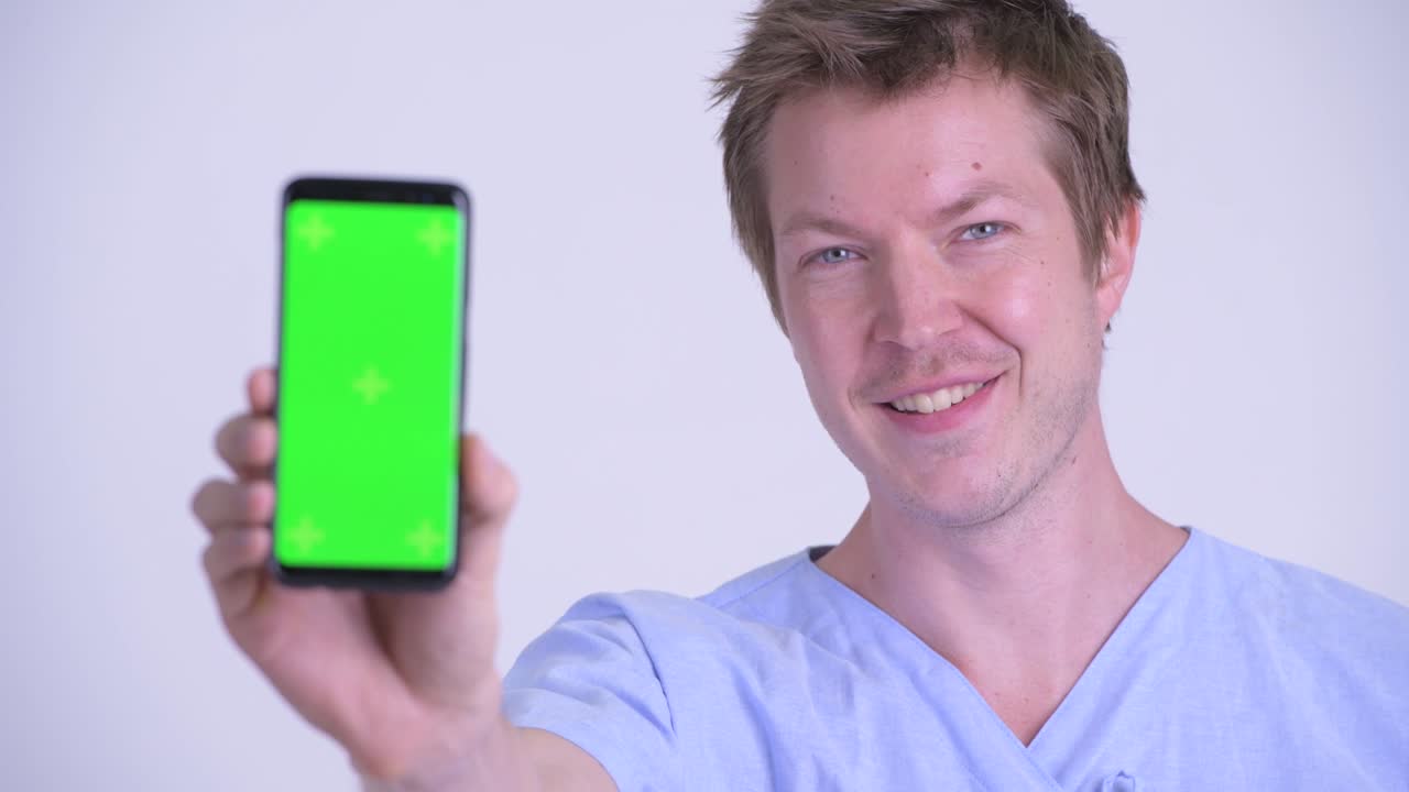 전화 를 들고 있는 젊은 남자 환자 의 초상화