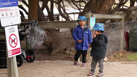 dos niños jugando cerca de una señal