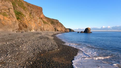 Sanfte-Wellen-Am-Kiesstrand,-Volle-Gezeiten,-Goldene-Stunde,-Kupferküste,-Waterford,-Irland,-Perfekte-Natur