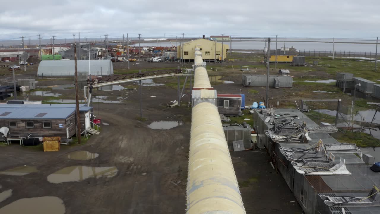 un avión no tripulado volando sobre una inundación del centro de investigación climática en la tundra de permafrost descongelada cerca de barrow, alaska