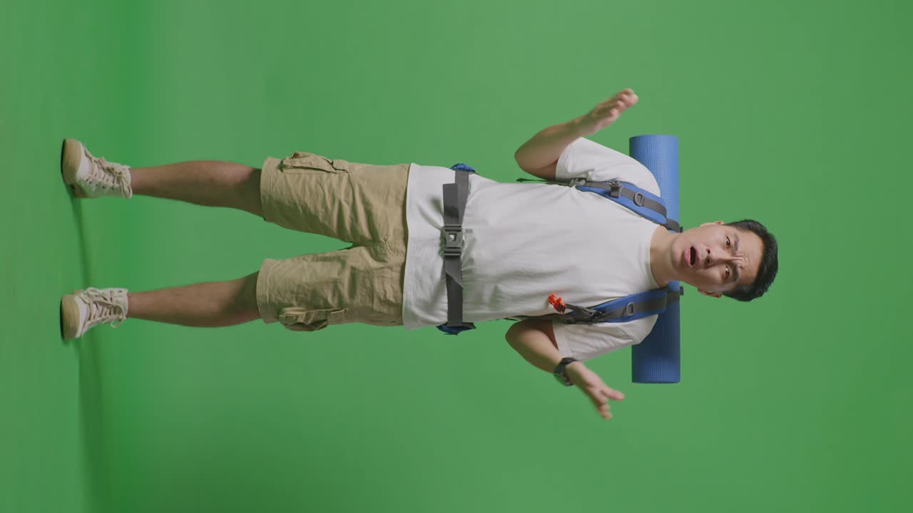 녹색 화면에서 혼란스러워 보이는 배을 가진 남자