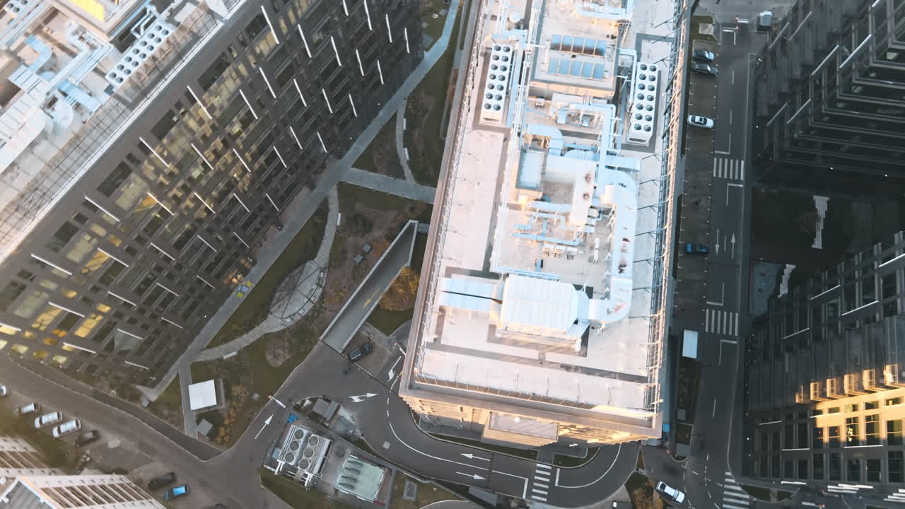 Telhados de edifícios modernos altos e estradas entre eles, canal de água. Vista do drone em Bucareste, Romênia
