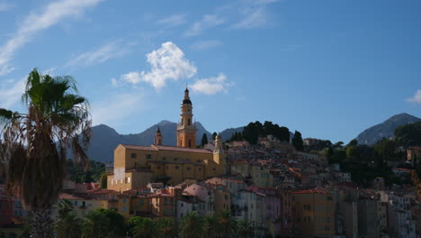 Menton-Durante-El-Día-Y-La-Basílica-De-Saint-Michel-Arcánge-En-Costa-Azul,