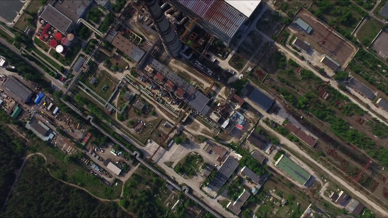 vista superior del territorio de la estación de calefacción. vista aérea del área de la central eléctrica de tuberías