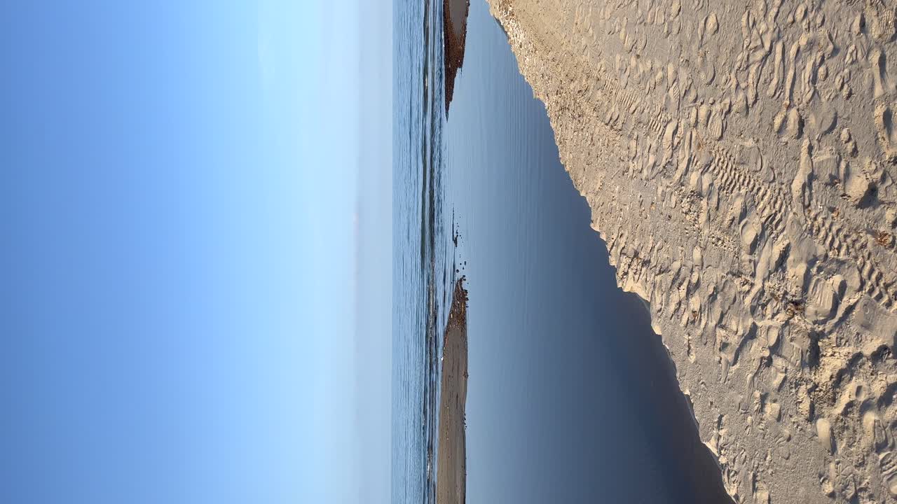 la desembocadura del río que atraviesa la playa en vista vertical