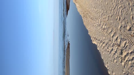 la desembocadura del río que atraviesa la playa en vista vertical