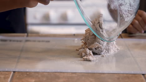 tirando pan de pascua o matzá para amasar y extender - cámara lenta