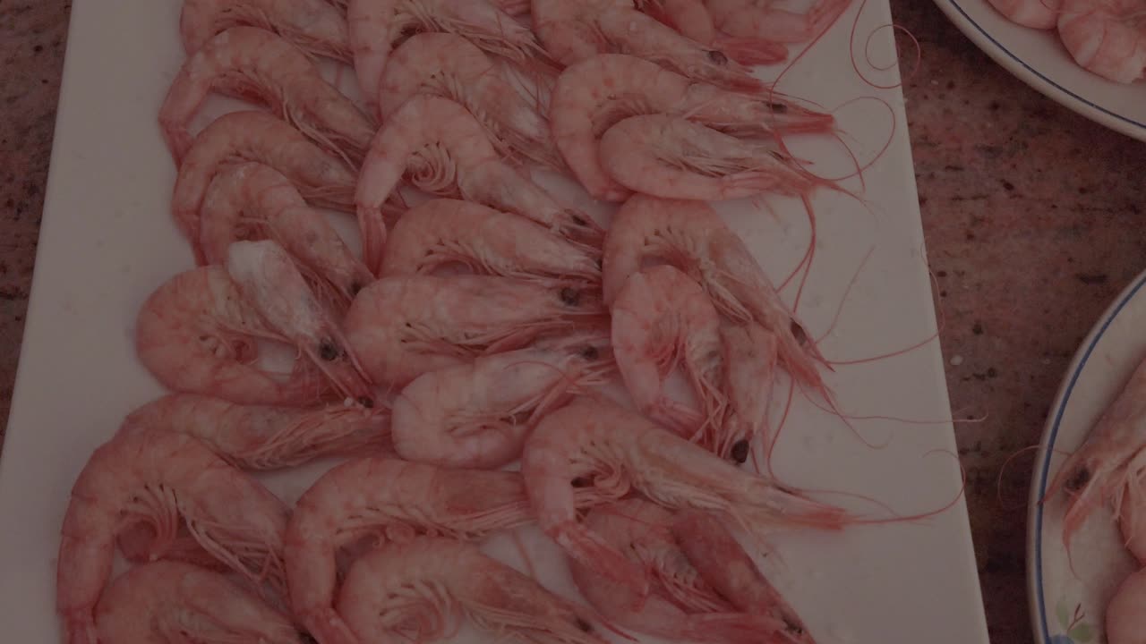 plato de camarones rosados hervidos, tiro de peonza de primer plano en cámara lenta