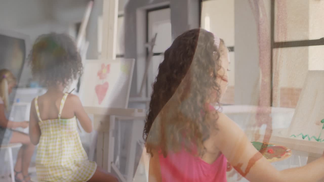 animación de la mano usando pincel sobre diversas escolares pintando en caballetes en la clase de arte