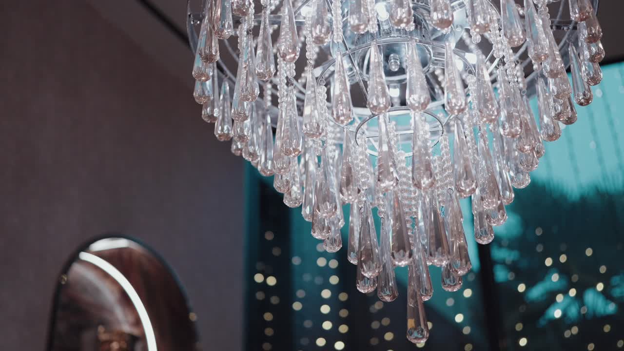 Primo piano di lampadario di cristallo con gocce di vetro all'interno