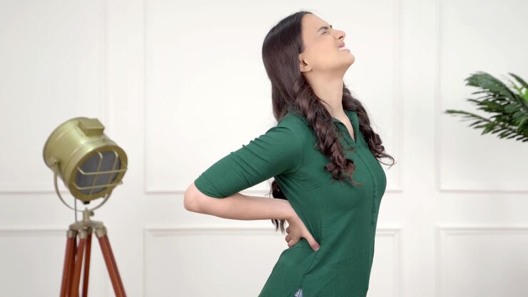 mujer india con dolor de espalda
