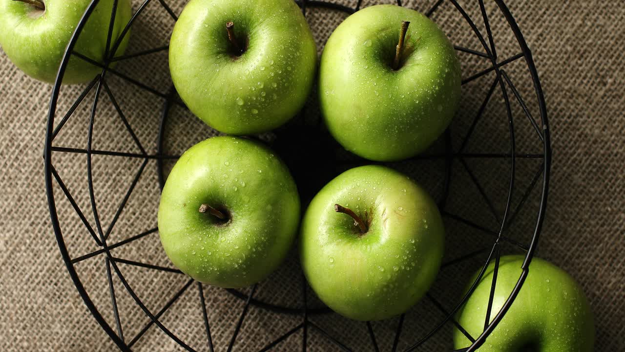 꽃병에 녹색 젖은 사과