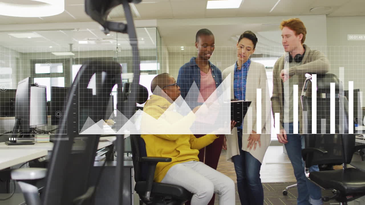 Animatie van grafieken die gegevens verwerken over diverse collega's die met een tablet praten op een informeel kantoor