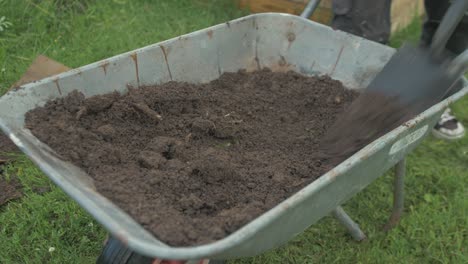 palear suelo de jardín rico en nutrientes de la carretilla