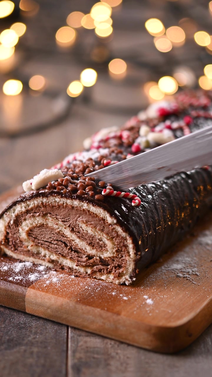 Geleneksel bir Noel kütük pastasını dilimleme