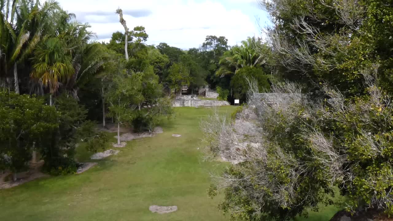 el palacio en el sitio maya de kohunlich - quintana roo, méxico
